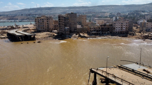 Une vue aérienne montre un pont détruit dans la ville orientale de Derna en Libye le 19 septembre 2023, à la suite de violentes inondations meurtrières.