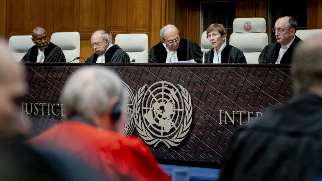 La présidente de la Cour internationale de justice (CIJ), l'avocate américaine Joan Donoghue (2éme à droite), s'entretient avec ses collègues à la Cour de La Haye le 12 janvier 2024, avant l'audience de l'affaire de génocide contre Israël, intentée par l'Afrique du Sud. L'Afrique du Sud a lancé une procédure d'urgence devant la Cour internationale de justice (CIJ), arguant qu'Israël enfreint la convention des Nations unies sur le génocide, signée en 1948.