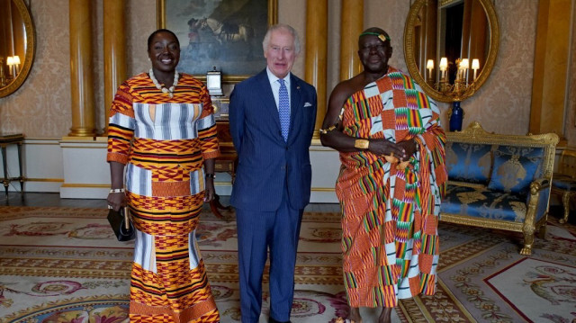 Le roi Charles III de Grande-Bretagne (C) pose pour une photo avec le roi Ashanti du Ghana Otumfuo Osei Tutu II (D) et son épouse Julia Osei Tutu (G), lors d'une audience au palais de Buckingham, au centre de Londres, le 4 mai 2023. 