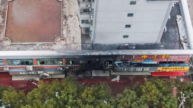 Des marques de brûlure sont visibles sur la devanture d'un magasin le matin après un incendie qui a fait au moins 39 morts à Xinyu, dans la province centrale chinoise de Jiangxi, le 25 janvier 2024.