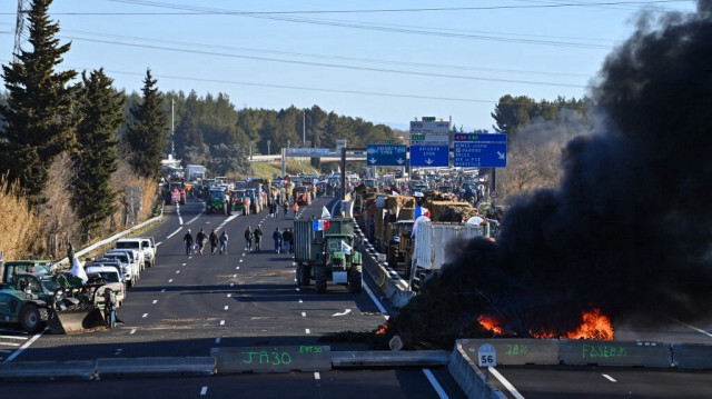 Un feu a été déclenché par des agriculteurs français bloquant l'autoroute A9 lors d'une manifestation organisée par le syndicat agricole français FDSEA afin de protester contre les problèmes affectant leur secteur, notamment concernant la fiscalité et la baisse des revenus, à Nîmes, dans le sud-est de la France, le 25 janvier 2024.