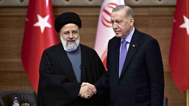 Le président iranien Ebrahim Raisi (G) et le Président turc Recep Tayyip Erdogan (D) assistent à la 8e réunion du Conseil de coopération de haut niveau Türkiye-Iran au complexe présidentiel d'Ankara, en Turkiye, le 24 janvier 2024.