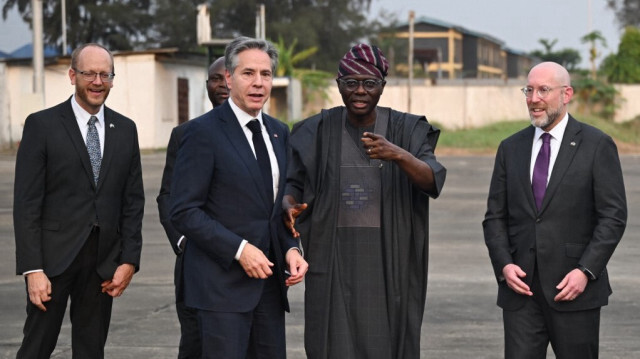 Le gouverneur de l'État de Lagos, Babajide Sanwo-Olu (CR),  accueillant le Secrétaire d'État américain Antony Blinken (CL) à l'aéroport international Nnamdi Azikiwe à Abuja le 24 janvier 2024. 