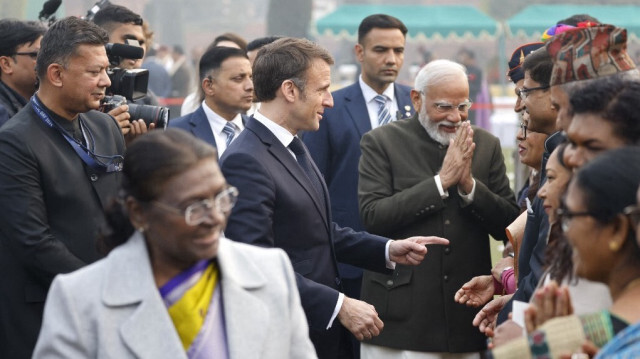 Le président français Emmanuel Macron avec son homologue indien Droupadi Murmu et le Premier ministre indien Narendra Modi (R) accueillent les invités lors d'une réception de thé au palais présidentiel de New Delhi le 26 janvier 2024.