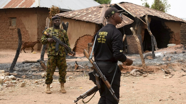 Des agents de sécurité montant la garde dans le village de Kukawa dans la zone de gouvernement local de Kanam de l'État du Plateau le 12 avril 2022 après une attaque par des bandits.