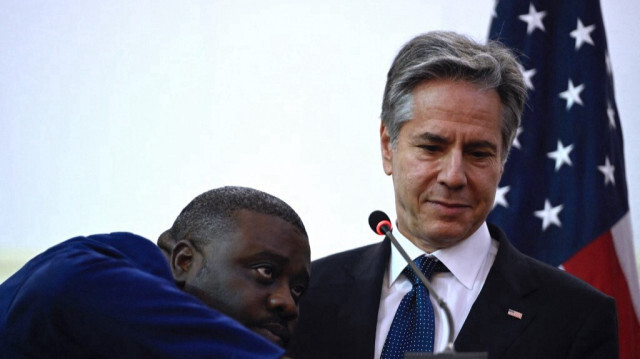 Un technicien répare un microphone pendant qu'Antony Blinken, le secrétaire d'État américain, tient une conférence de presse au ministère des Affaires étrangères à Luanda le 25 janvier 2024. 