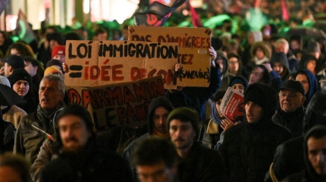 Des manifestants ont défilé à Rennes pour protester l'application de la nouvelle loi sur l'immigration en France, le 20 décembre 2023. 