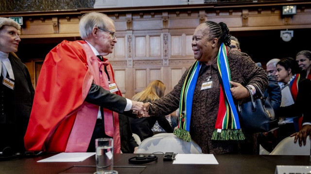 Le professeur sud-africain de droit international John Dugard et la ministre sud-africaine des Relations internationales et de la Coopération, Naledi Pandor (à droite), arrivent à la Cour internationale de Justice (CIJ), à La Haye le 26 janvier 2024. 