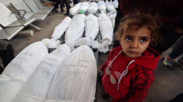 Une petite fille Palestinienne traumatisée, près des corps de la famille Nofal, tuée par les bombardements de l'armée d'occupation israélienne, le 10 janvier 2024, à l'hôpital al-Najar à Rafah dans la bande de Gaza. 