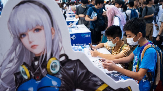 Les gens jouent à des jeux vidéo lors de l'Animation-Comic-Game annuel à Hong Kong le 30 juillet 2023.