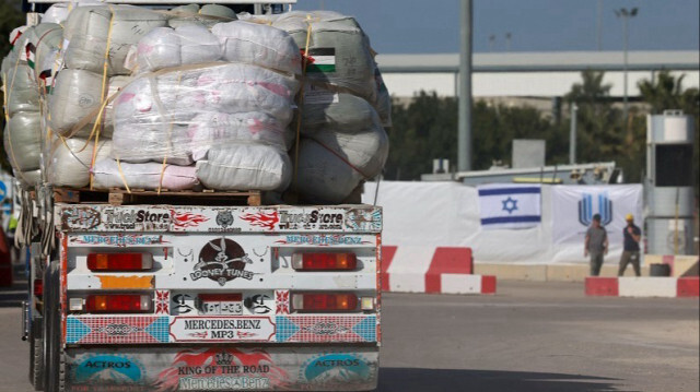 Un camion égyptien transportant de l'aide humanitaire est contrôlé du côté israélien du poste frontière de Kerem Shalom avant d'entrer dans le sud de la bande de Gaza, le 22 janvier 2024.