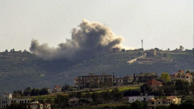 Des volutes de fumée s'élèvent près du village libanais de Marwahin, à proximité de la frontière avec Israël, lors d'une frappe aérienne israélienne, le 22 janvier 2024.