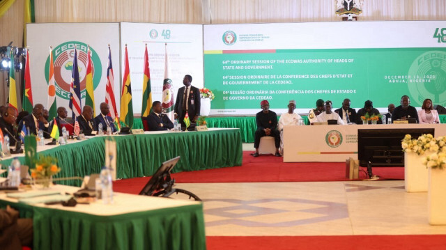 Une vue d'ensemble des participants lors de la 64e session ordinaire des chefs d'État et de gouvernement de la Communauté économique des États de l'Afrique de l'Ouest (CEDEAO) à Abuja le 10 décembre 2023. 