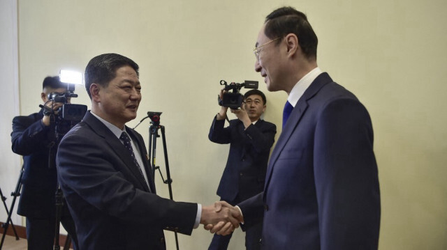Le vice-ministre chinois des Affaires étrangères, Sun Weidong (à droite) serre la main du vice-ministre coréen des Affaires étrangères, Pak Myong Ho, lors d'une réunion au Palais populaire de la culture à Pyongyang, le 26 janvier 2024.