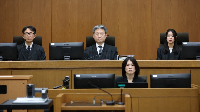 Le juge président Keisuke Masuda (en haut, C) du tribunal de district de Kyoto et d'autres assistent à l'audience de condamnation de l'accusé Shinji Aoba à Kyoto le 25 janvier 2024.