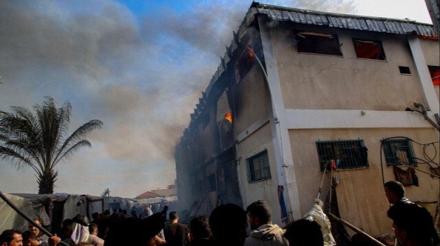 L'armée israélienne a pris pour cible le centre de formation de l'Office de secours et de travaux des Nations Unies pour les réfugiés de Palestine dans le Proche-Orient (UNRWA) à Khan Younis, dans la bande de Gaza, le 24 janvier 2024.