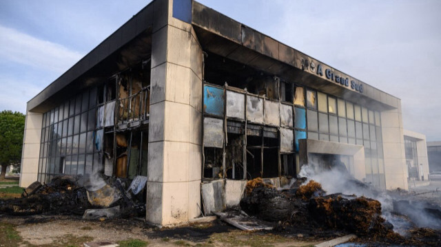 Le bâtiment de la MSA Grand Sud incendié lors de la manifestation des agriculteurs contre la fiscalité et la baisse des revenus, à Narbonne, en France, le 26 janvier 2024. 