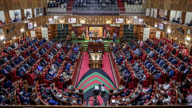 Les membres de l'Assemblée nationale kényane et du Sénat kényan écoutent le discours sur l'état de la nation prononcé par le président kényan William Ruto (C) au Parlement kényan à Nairobi le 9 novembre 2023. 