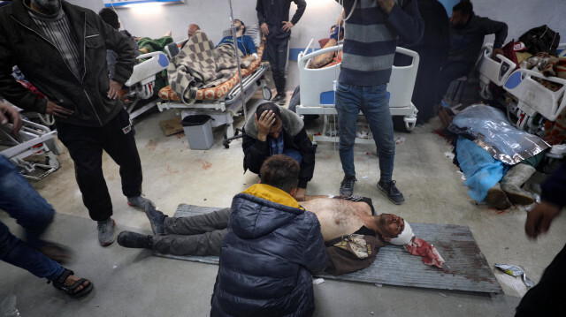 Des blessés recevant des soins à l'hôpital Al-Shifa de la ville de Gaza, après une frappe israélienne qui, selon le ministère de la santé de Gaza, a tué au moins 20 personnes et en a blessé plus de 150 qui attendaient une aide humanitaire, le 25 janvier 2024