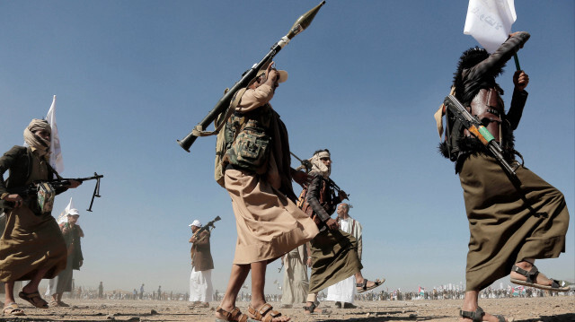 Des membres armés de la tribu Tuk Sanaa marchent lors d'une manifestation contre les attaques des États-Unis et du Royaume-Uni à Sanaa, au Yémen, le 24 janvier 2024.