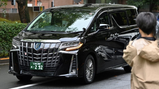 Une voiture dans laquelle se trouverait l'acteur de kabuki japonais Ennosuke Ichikawa, accusé d'avoir aidé ses parents à se suicider, arrivant au tribunal de district de Tokyo, le 17 novembre 2023.