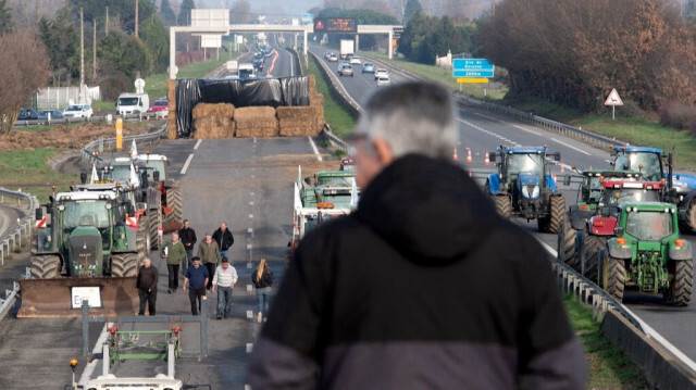  Des agriculteurs bloquent l'autoroute A64, en signe de protestation contre les impôts et la baisse des revenus, près de Carbonne, au sud de Toulouse, le 26 janvier 2024. 