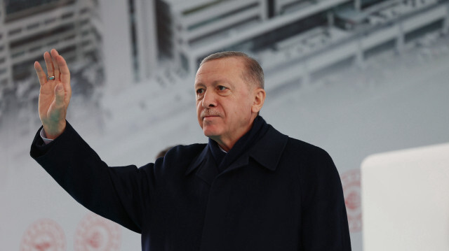 Le président turc Recep Tayyip Erdogan salue la foule lors de la cérémonie d'ouverture de l'hôpital de la ville d'Izmir et des routes de liaison à Izmir, en Türkiye, le 27 janvier 2024.