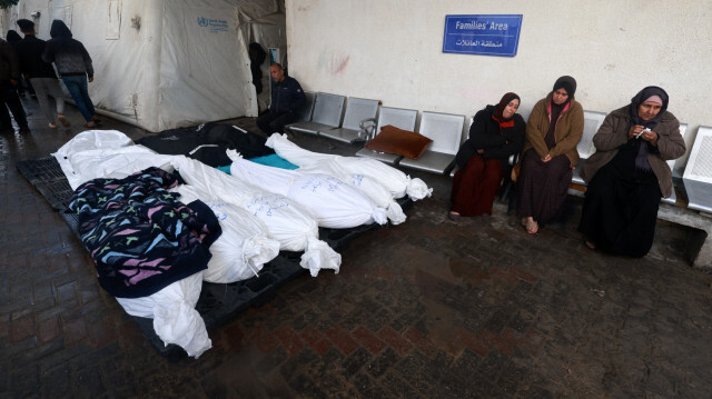 Les corps des personnes tuées lors des bombardements israéliens alignés à l'extérieur de la morgue de l'hôpital Al-Najjar à Rafah, dans le sud de la bande de Gaza, le 27 janvier 2024.