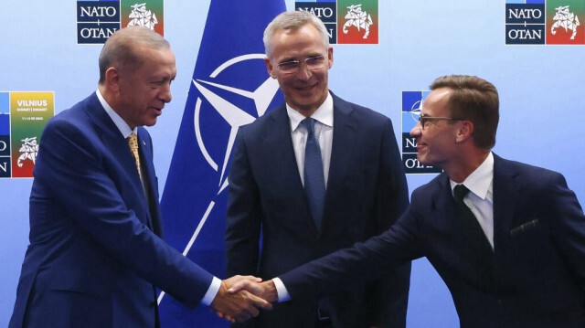 Le président turc Tayyip Erdogan (à gauche) et le premier ministre suédois Ulf Kristersson se serrant la main à côté du secrétaire général de l'OTAN Jens Stoltenberg avant leur rencontre à la veille d'un sommet de l'OTAN, à Vilnius, le 10 juillet 2023.