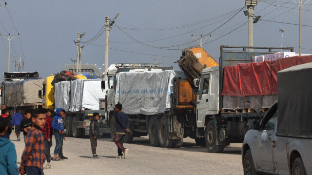 Des camions transportant de l'aide humanitaire entrent à Rafah, dans le sud de la bande de Gaza, après avoir traversé la frontière terminale depuis l'Égypte, le 17 janvier 2024.