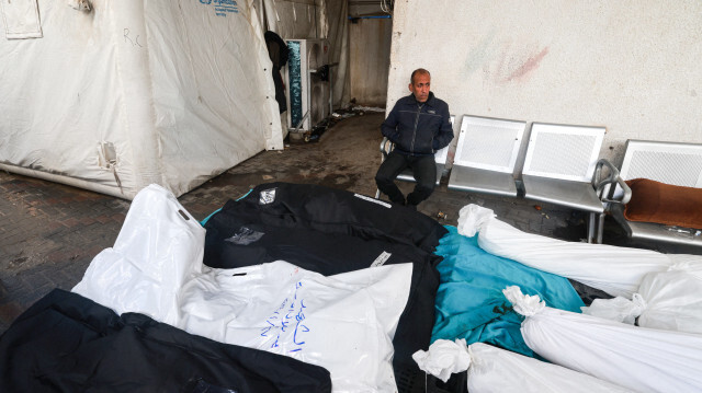 Les corps des personnes tuées lors des bombardements israéliens alignés à l'extérieur de la morgue de l'hôpital Al-Najjar à Rafah, dans le sud de la bande de Gaza, le 27 janvier 2024.