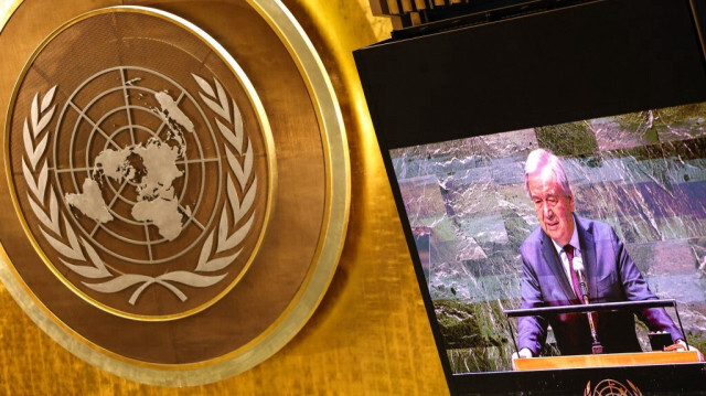 Le Secrétaire général de l'ONU, Antonio Guterres (sur écran), s'exprime lors d'une cérémonie célébrant la Journée internationale de commémoration de l'Holocauste au siège de l'ONU à New York, le 26 janvier 2024.