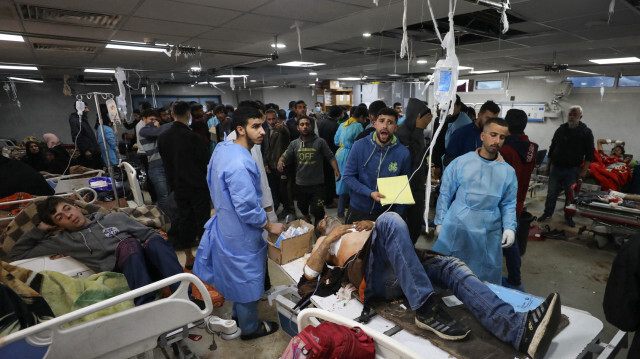 Des blessés revcevant des soins à l'hôpital Al-Shifa de la ville de Gaza, après une frappe israélienne qui, selon le ministère de la santé de Gaza, a tué au moins 20 personnes et en a blessé plus de 150 qui attendaient une aide humanitaire, le 25 janvier 2024.