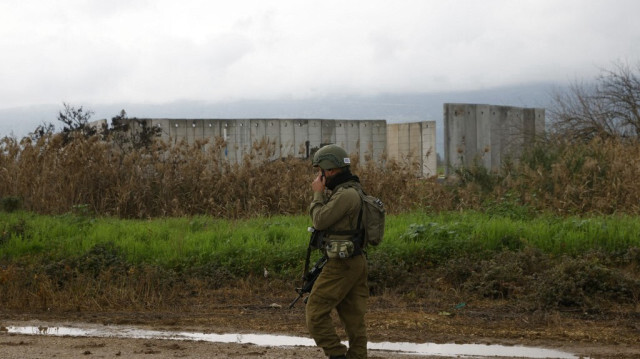 Un soldat israélien passe devant la barrière frontalière avec le Liban après que le Hezbollah a déclaré que ses combattants ont mené une attaque aérienne, le 25 janvier 2024.