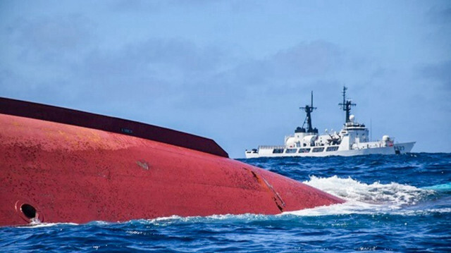 Cette photo distribuée par la Marine sri-lankaise, prise le 23 mai et publiée le 24 mai 2023, montre un navire de pêche chinois (Lu Peng Yuan Yu 028) retourné dans l'océan Indien. La marine sri-lankaise a déclaré le 24 mai avoir localisé 14 corps à l'intérieur d'un bateau de pêche chinois qui avait chaviré la semaine précédente avec 39 membres d'équipage à bord. Cette découverte est intervenue un jour après qu'une enquête gouvernementale chinoise préliminaire a conclu qu'il n'y avait pas de survivants.