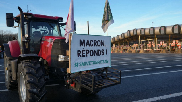 Des agriculteurs bloquent l'autoroute A10 lors d'une manifestation contre la fiscalité et la baisse des revenus, près du péage de Saint-Arnoult-en-Yvelines au sud-ouest de Paris, le 26 janvier 2024.