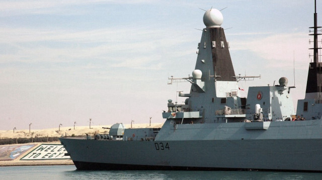 Le destroyer britannique HMS Diamond traverse le canal de Suez le 2 décembre 2012, près de la ville portuaire d'Ismailia.