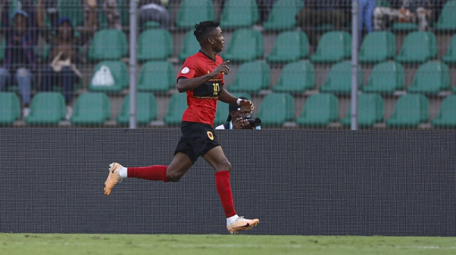 Le numéro 10 de l'équipe d'Angola, Gelson Dala, célèbre son premier but lors du match de football des huitièmes de finale de la Coupe d'Afrique des Nations (CAN) 2024 entre l'Angola et la Namibie au Stade de la Paix à Bouaké le 27 janvier 2024.
