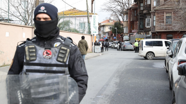 Policier en faction devant l'église Santa Maria de Sariyer, à Istanbul, suite à l'attaque armée survenue le 28 janvier 2023.