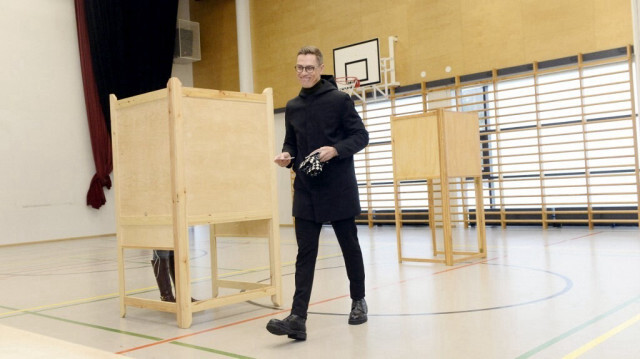 Alexander Stubb, candidat du parti de la Coalition nationale finlandaise à l'élection présidentielle, se prépare à voter dans un bureau de vote à Espoo, Finlande, lors du premier tour de l'élection présidentielle, le 28 janvier 2024.