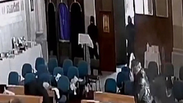 Kilisede silahlı saldırı düzenleyen iki katil zanlısı.