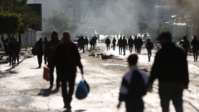 Des personnes tentent de marcher sur des routes endommagées alors que la combinaison du froid et des fortes pluies a exacerbé les conditions de vie déjà difficiles des Palestiniens au milieu des attaques israéliennes sur Gaza le 27 janvier 2024.