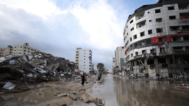 Vue des routes et des bâtiments endommagés lors des attaques israéliennes sur Gaza, le 27 janvier 2024.