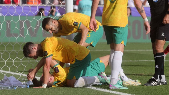 Le numéro 06 de l'équipe australienne, Martin Boyle (en bas), célèbre avec ses coéquipiers  le deuxième but de son équipe, lors du match de football de la Coupe d'Asie de l'AFC 2023 entre l'Australie et l'Indonésie, au stade Jassim bin Hamad à Doha le 28 janvier 2024. 