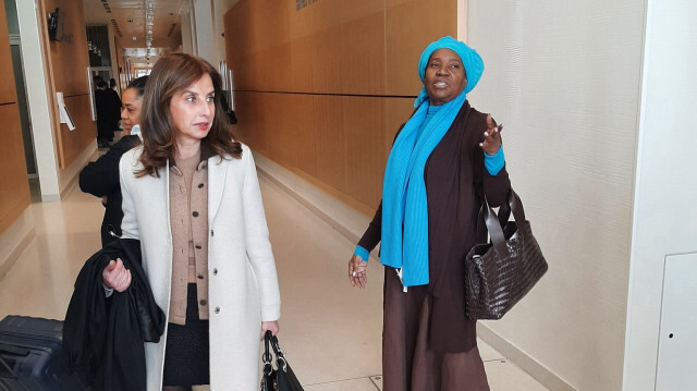 À droite, la sœur de l'ancien président gabonais, Pascalina Bongo, à gauche, son avocat, Corinne Dreyfus-Schmidt, sur une photo prise le lundi 29 janvier 2024, à Paris, en France lors de l'ouverture de son procès pour "corruption au Gabon".