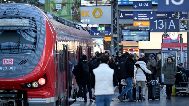 Plus de "90.000 salariés" de "132 entreprises locales" gérant des bus, des tramways et des métros dans "81 villes et 42 cantons" seront appelés à cesser le travail vendredi.