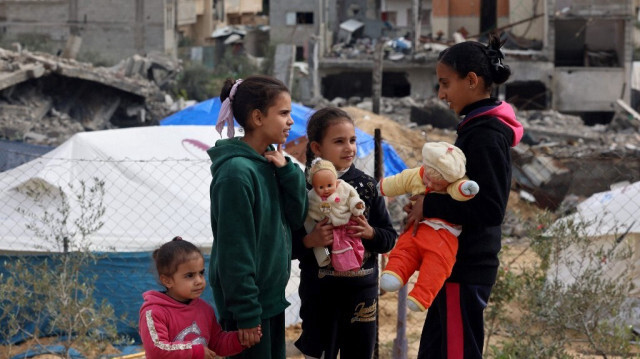 Des enfants palestiniens jouent au milieu des décombres causés par les bombardements israéliens, à Rafah, dans le sud de la bande de Gaza, le 28 janvier 2024.