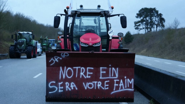 Des agriculteurs bloquent l'autoroute A16 lors d'une manifestation pour protester les problèmes affectant leur secteur, notamment la fiscalité et la baisse des revenus, près d'Amblainville, au nord de Paris, le 26 janvier 2024.