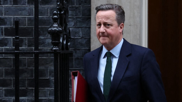 Le Secrétaire des Affaires étrangères britannique, David Cameron, quitte le 10 Downing Street à Londres le 23 janvier 2024, après avoir assisté à une réunion hebdomadaire du Cabinet.