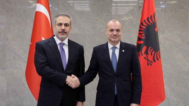 Le ministre turc des Affaires étrangères, Hakan Fidan, et le ministre albanais des Affaires étrangères, Igli Hasani à Tirana en Albanie, le 29 janvier 2024.